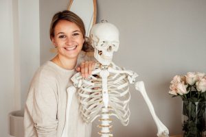 Lena Kleimann mit einem Skelett